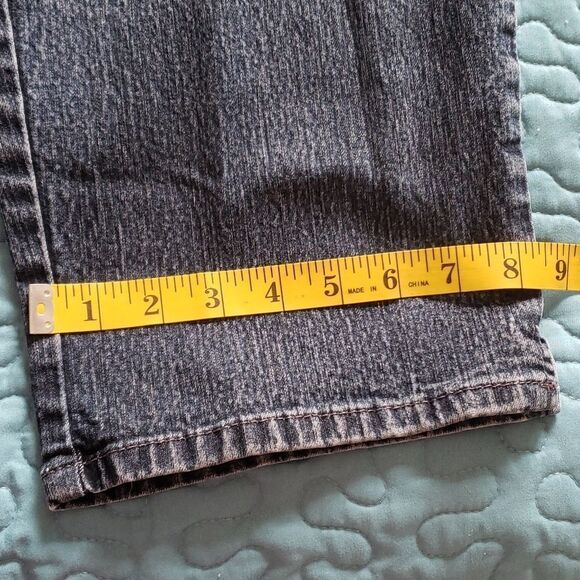 Gloria Vanderbilt Bermuda Jean Shorts. Size 16 - Picture 7 of 10